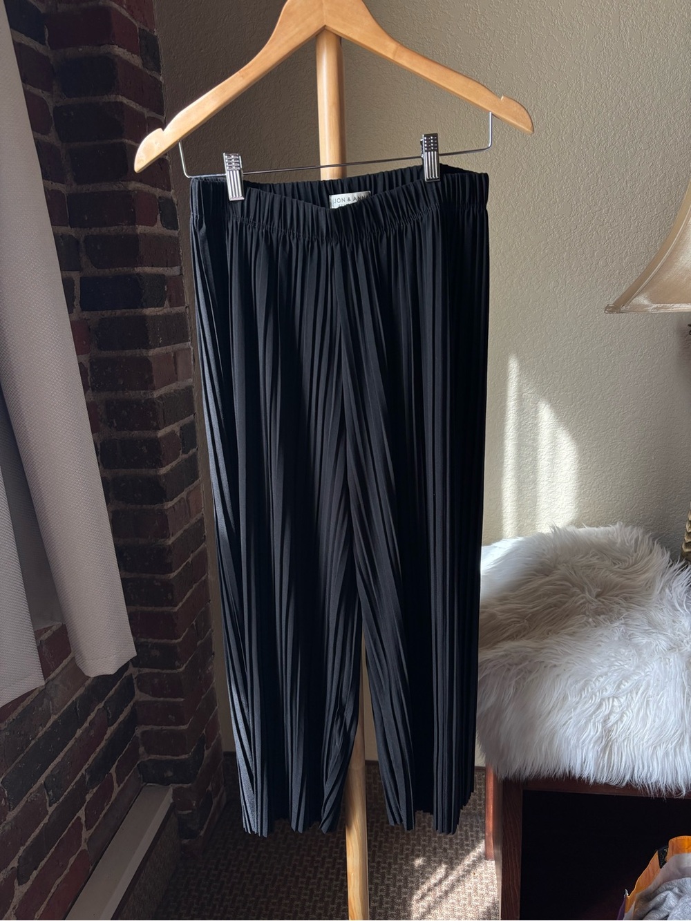 Jon & Anna Black Elastic Waist Pleated Pants Size M